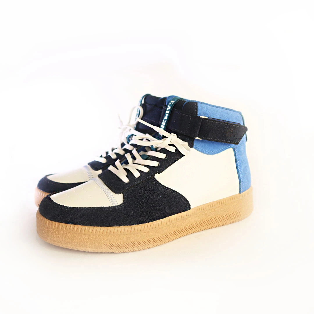 Tenis color azul con gris y blanco en cuero